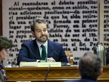 El ex 'número dos' de Cerdán en el PSOE: "Nunca vi en él un nivel de vida desproporcionado" El secretario de Política Municipal y adjunto a la Secretaría de Organización del PSOE, Juanfran Serrano, en la comisión de investigación del Senado sobre el 'caso Koldo'. JESUS HELLIN/EUROPA PRESS 04/12/2025