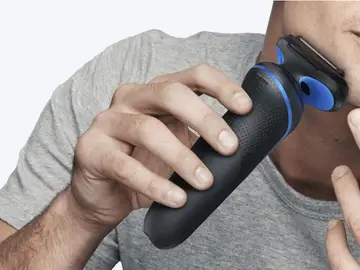 Con tres cuchillas flexibles que siguen el contorno del rostro incluso en zonas difíciles Braun Series 5