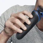 Con tres cuchillas flexibles que siguen el contorno del rostro incluso en zonas difíciles