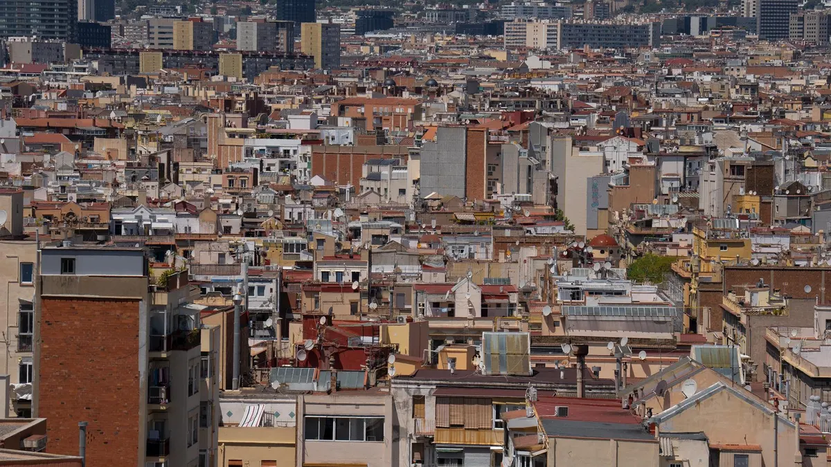 Varios edificios de viviendas vistos desde el mirador del Poble Sec