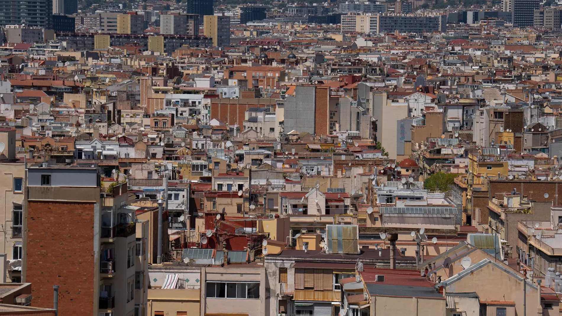 Varios edificios de viviendas vistos desde el mirador del Poble Sec