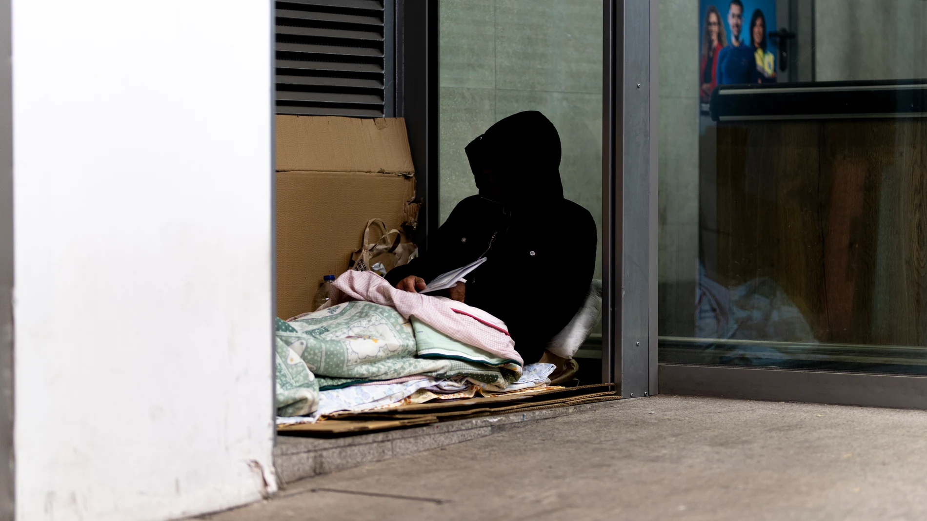Una persona sin hogar duerme en la calle, a 3 de diciembre de 2025, en Barcelona (España). Arrels Fundació lleva a cabo la campaña de recuento de personas que duermen en la calle en Barcelona mediante el apoyo de voluntarios que pasean por la ciudad desde las 22:00h hasta las 02:00h desde los barrios más alejados del centro hasta los más cercanos. 04 DICIEMBRE 2025 Lorena Sopêna / Europa Press 03/12/2025