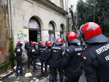 Desalojo del antiguo colegio okupado del barrio de Martutene en San Sebastián SAN SEBASTIAN, 04/12/2025.- Numerosos agentes de la Ertzaintza toman parte en el desalojo del antiguo colegio okupado del barrio de Martutene en San Sebastián en el que, según algunos colectivos, residían 111 personas, por lo que varias organizaciones sociales han convocado una concentración de protesta contra esta decisión judicial ante el Palacio de Justicia. EFE/Juan Herrero