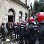 Desalojo del antiguo colegio okupado del barrio de Martutene en San Sebastián