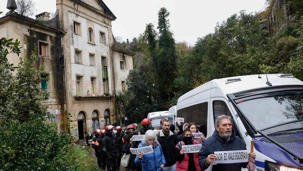 Desalojo del antiguo colegio okupado del barrio de Martutene en San Sebastián