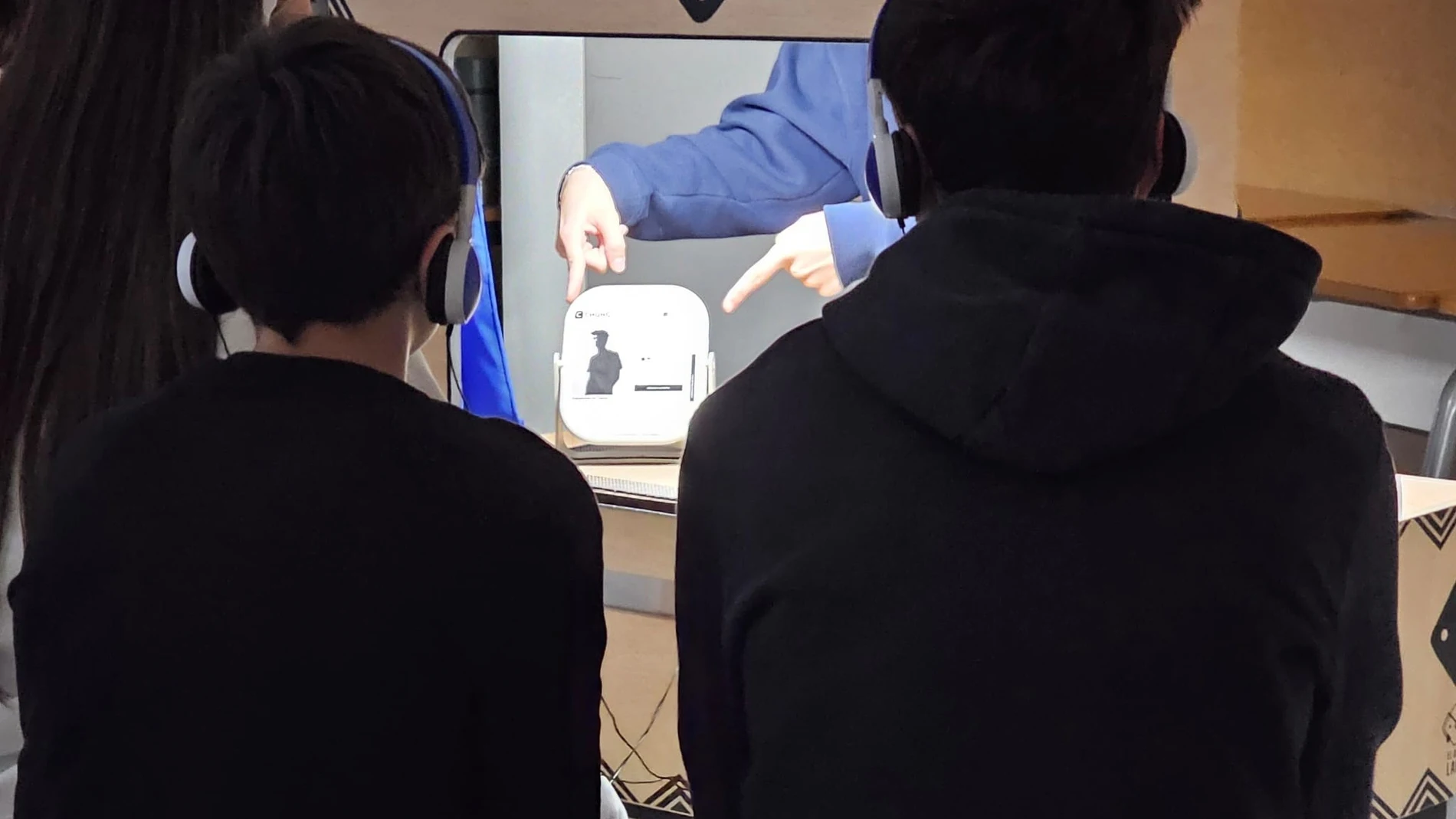 Dos alumnos del instituto La Salle en Teruel frente a la representación teatral 'El otro lado'. REMITIDA / HANDOUT por DIPUTACIÓN DE TERUEL Fotografía remitida a medios de comunicación exclusivamente para ilustrar la noticia a la que hace referencia la imagen, y citando la procedencia de la imagen en la firma 04/12/2025