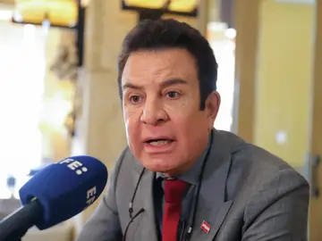 Conservador Salvador Nasralla denuncia "cambio de datos" en conteo de votos en Honduras AME5748. TEGUCIGALPA (HONDURAS), 04/12/2025.- El candidato presidencial Salvador Nasralla, del conservador Partido Liberal de Honduras, habla durante una entrevista con EFE, en Tegucigalpa (Honduras). Nasralla denunció un "cambio de datos" en el conteo de votos preliminar durante esta madrugada tras "apagarse la pantalla", después de que su rival Nasry 'Tito' Asfura volviera a liderar el escrutinio de los comicios generales del pasado domingo. EFE/ Gustavo Amador