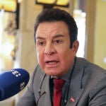 Conservador Salvador Nasralla denuncia "cambio de datos" en conteo de votos en Honduras