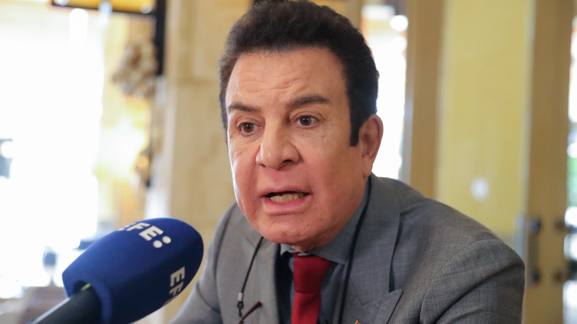 AME5748. TEGUCIGALPA (HONDURAS), 04/12/2025.- El candidato presidencial Salvador Nasralla, del conservador Partido Liberal de Honduras, habla durante una entrevista con EFE, en Tegucigalpa (Honduras). Nasralla denunció un "cambio de datos" en el conteo de votos preliminar durante esta madrugada tras "apagarse la pantalla", después de que su rival Nasry 'Tito' Asfura volviera a liderar el escrutinio de los comicios generales del pasado domingo. EFE/ Gustavo Amador