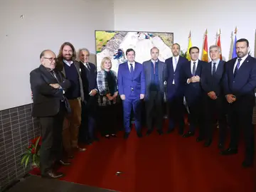 El presidente Alfonso Fernández Mañueco y el alcalde de Monfarracinos, Manuel Martín, suscriben el acuerdo, en un acto al que también asistieron los consejeros Leticia García y Juan Carlos Suárez-Quiñones, entre otras autoridades El presidente Alfonso Fernández Mañueco y el alcalde de Monfarracinos, Manuel Martín, suscriben el acuerdo, en un acto al que también asistieron los consejeros Leticia García y Juan Carlos Suárez-Quiñones, entre otras autoridades