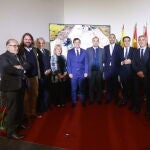 El presidente Alfonso Fern&aacute;ndez Ma&ntilde;ueco y el alcalde de Monfarracinos, Manuel Mart&iacute;n, suscriben el acuerdo, en un acto al que tambi&eacute;n asistieron los consejeros Leticia Garc&iacute;a y Juan Carlos Su&aacute;rez-Qui&ntilde;ones, entre otras autoridades