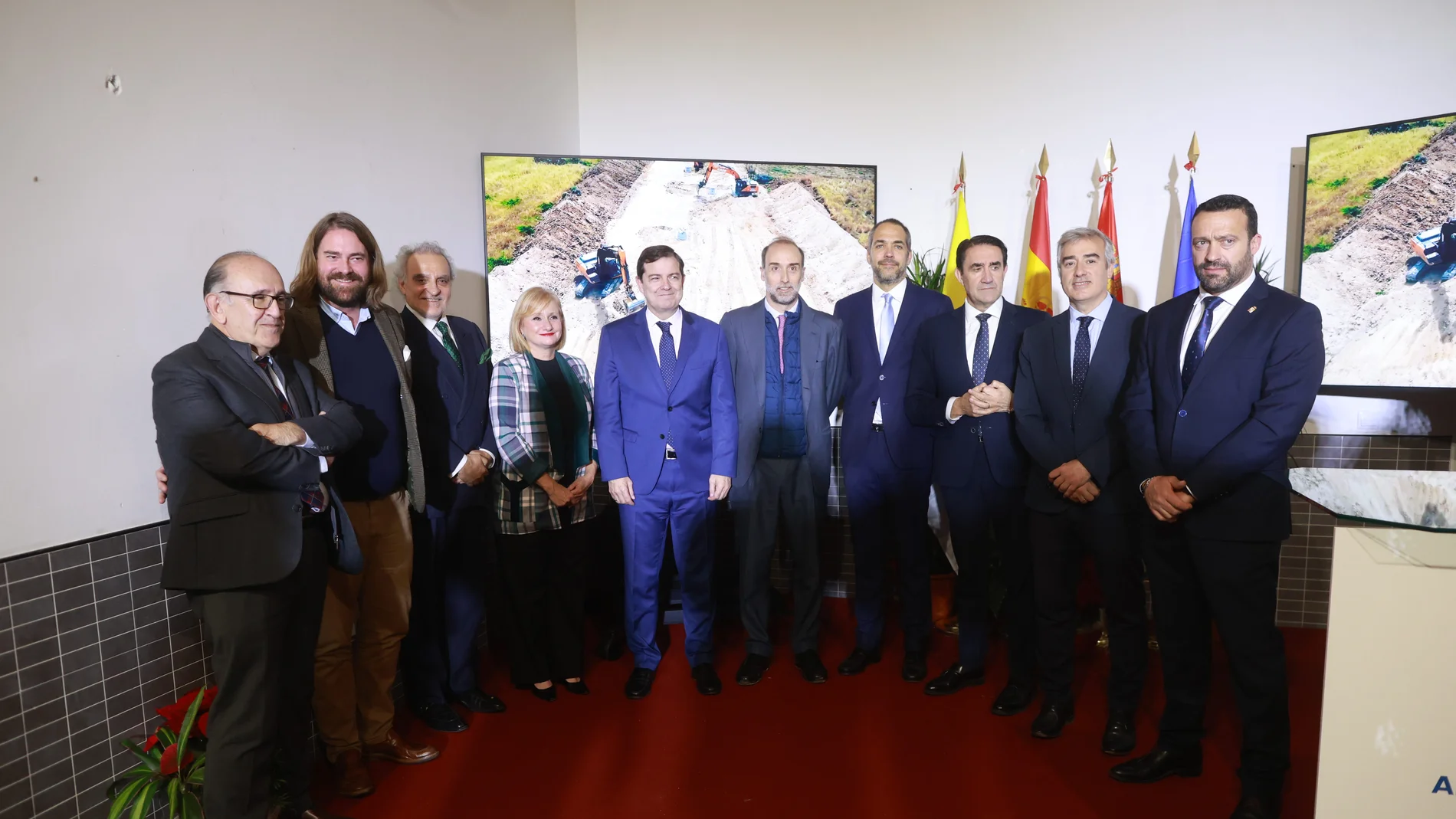 El presidente Alfonso Fernández Mañueco y el alcalde de Monfarracinos, Manuel Martín, suscriben el acuerdo, en un acto al que también asistieron los consejeros Leticia García y Juan Carlos Suárez-Quiñones, entre otras autoridades