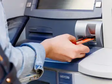 Adiós a las tarjetas para sacar dinero en el cajero automático: esta es la alternativa que usa cada vez más la gente Adiós a las tarjetas para sacar dinero en el cajero automático: esta es la alternativa que usa cada vez más la gente