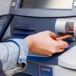 Adiós a las tarjetas para sacar dinero en el cajero automático: esta es la alternativa que usa cada vez más la gente