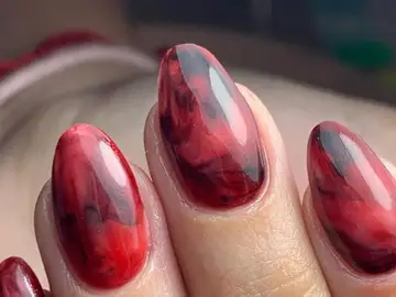 Uñas de Navidad 2025: 5 manicuras festivas (y nada obvias) para llevar todo diciembre Uñas de Navidad 2025: 5 manicuras festivas (y nada obvias) para llevar todo diciembre