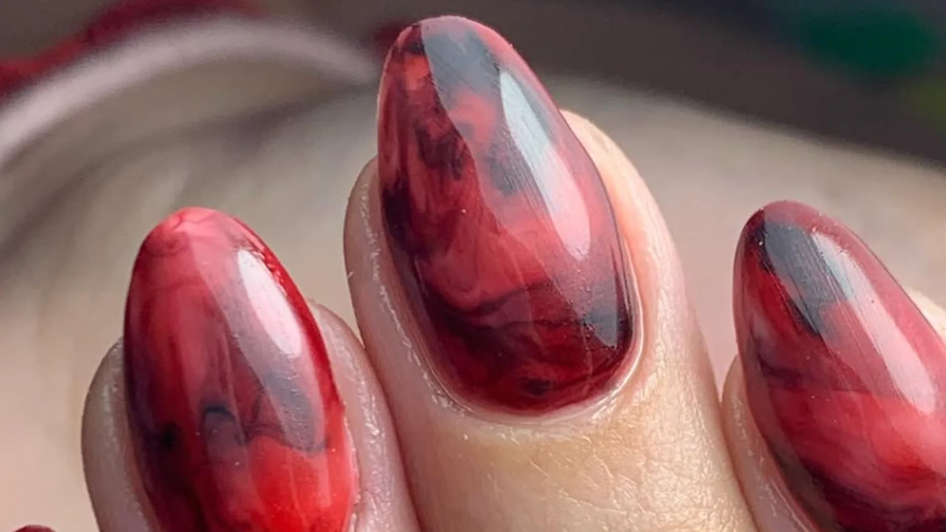 Uñas de Navidad 2025: 5 manicuras festivas (y nada obvias) para llevar todo diciembre