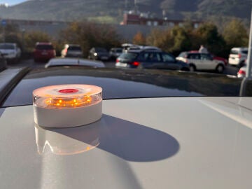 BILBAO, 04/12/2025.- Baliza V-16 con tarjeta Sim. La se&ntilde;al luminosa V-16, que reemplaza a los tradicionales tri&aacute;ngulos de emergencia y que estar&aacute; conectada a la Direcci&oacute;n General de Tr&aacute;fico (DGT), ser&aacute; obligatoria desde el 1 de enero, una medida que busca reducir el riesgo de atropellos y que supondr&aacute; un coste para conductores profesionales y empresas transportistas. EFE/Luis Tejido 