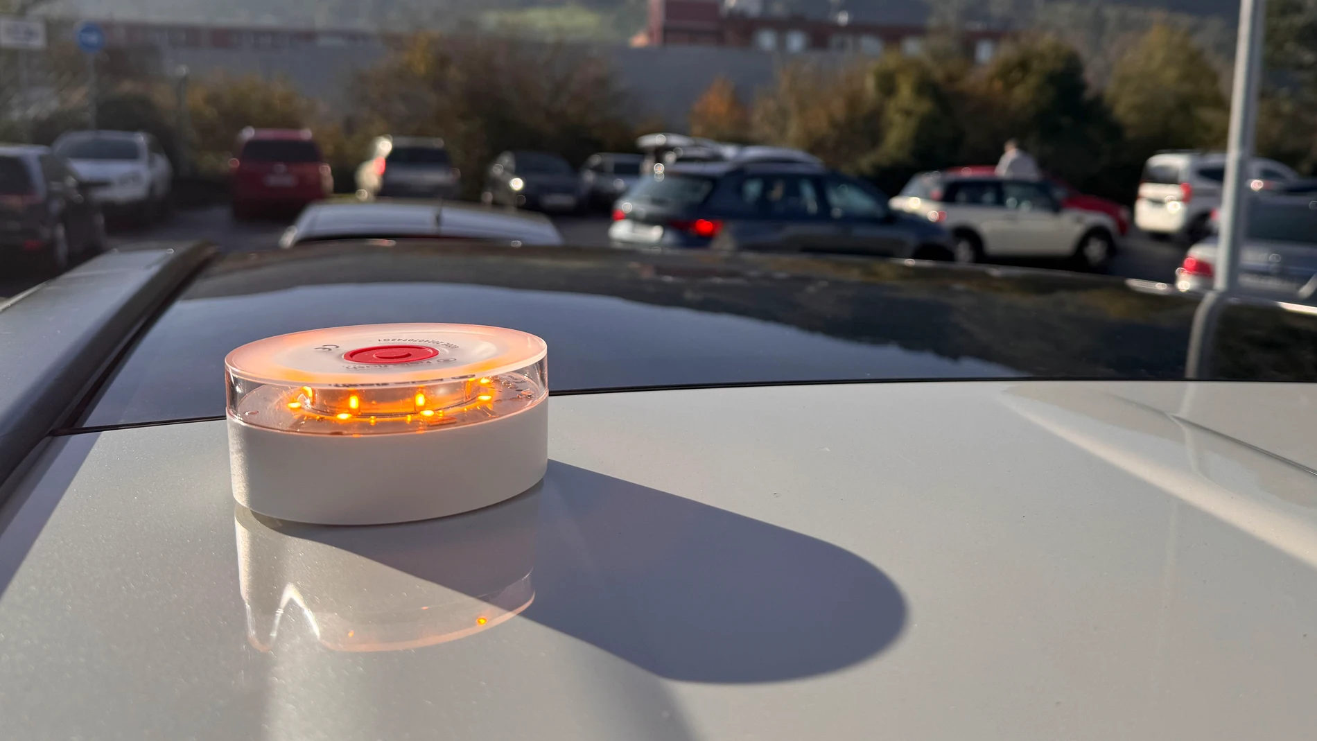 BILBAO, 04/12/2025.- Baliza V-16 con tarjeta Sim. La señal luminosa V-16, que reemplaza a los tradicionales triángulos de emergencia y que estará conectada a la Dirección General de Tráfico (DGT), será obligatoria desde el 1 de enero, una medida que busca reducir el riesgo de atropellos y que supondrá un coste para conductores profesionales y empresas transportistas. EFE/Luis Tejido