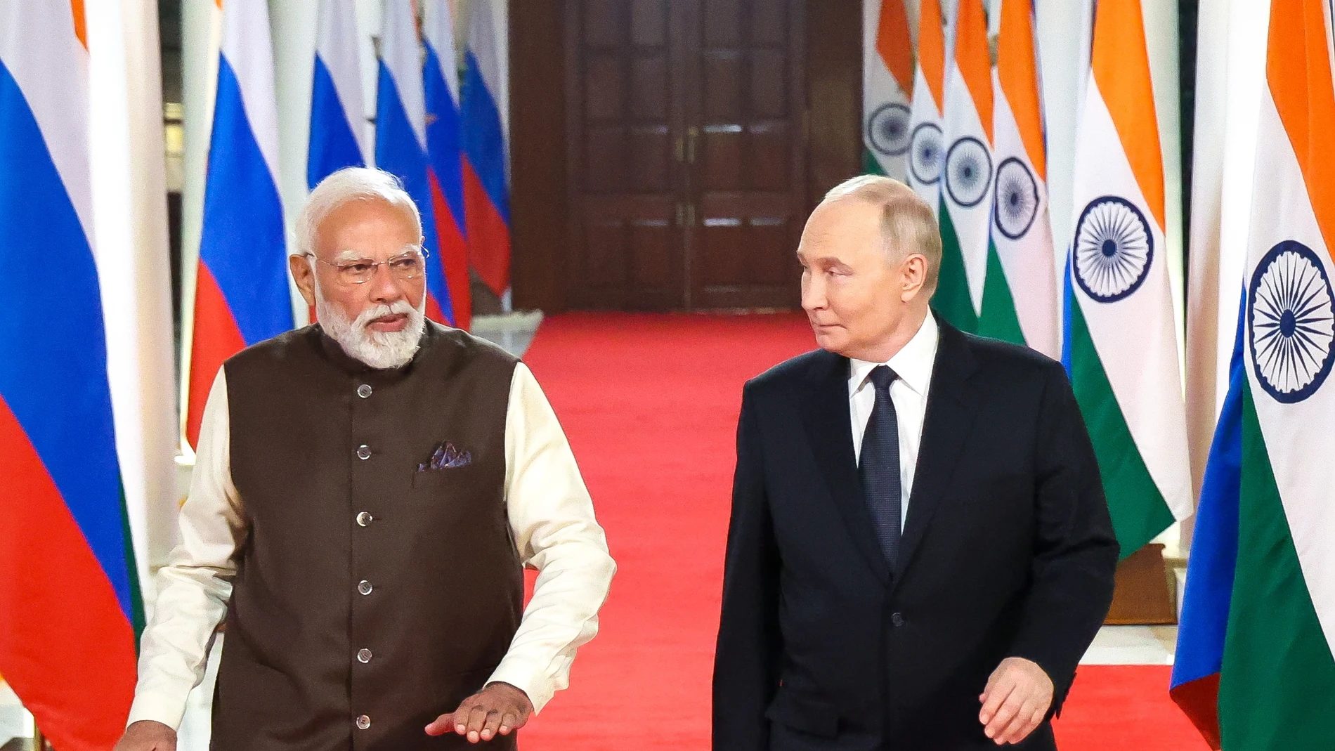 NEW DELHI (India), 04/12/2025.- Indian Prime Minister Narendra Modi (L) and Russian President Vladimir Putin (R) arrive for an informal dinner in the Prime Minister's residence in New Delhi, India, 04 December 2025. Vladimir Putin is on his two-day state visit to India. (Rusia, Nueva Delhi) EFE/EPA/ALEXANDER KAZAKOV/SPUTNIK/KREMLIN / POOL MANDATORY CREDIT