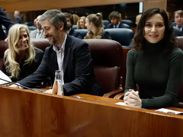 Pleno de la Asamblea de Madrid MADRID, 04/12/2025.- La presidenta de la Comunidad de Madrid, Isabel Díaz Ayuso (d), a su llegada al pleno de la Asamblea de Madrid, este jueves. EFE/ Sergio Pérez