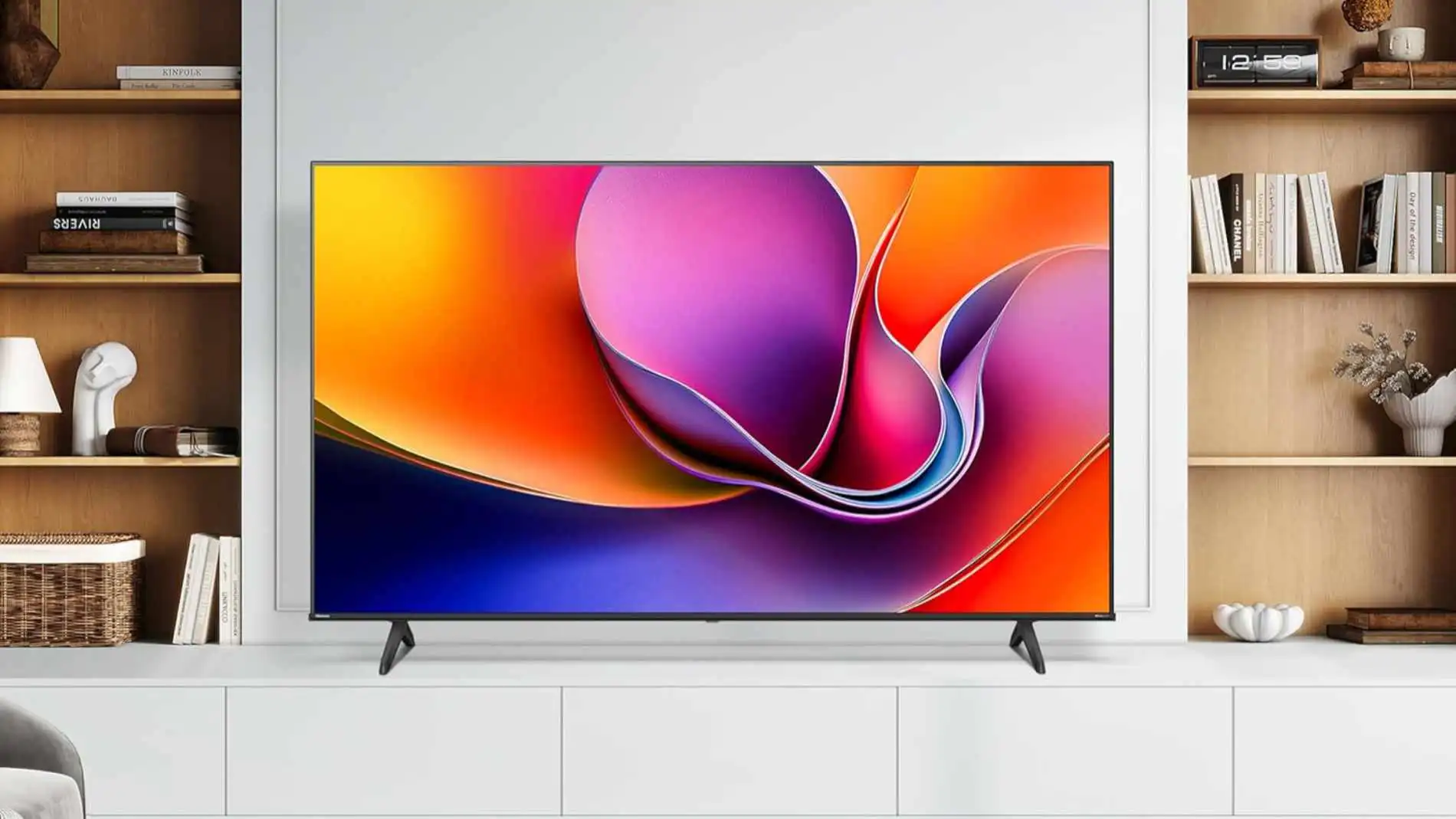 El televisor Hisense 50E63QT tiene un diseño elegante y moderno