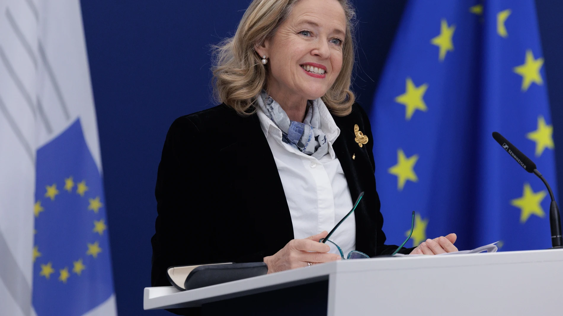 BELGIUM (BRUSSELS), 04/12/2025.- European Investment Bank (EIB) President Nadia Calvino speaks at a press conference about the European Investment Bank (EIB) partnering with the European Commission to help establish Artificial Intelligence AI Gigafactories in Brussels, Belgium, 04 December 2025. (Bélgica, Bruselas) EFE/EPA/OLIVIER MATTHYS