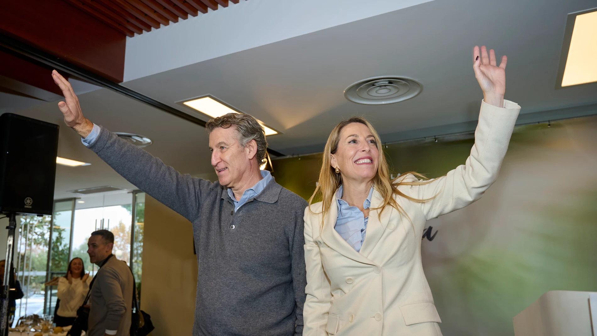 La presidenta de la Junta de Extremadura, María Guardiola (d), y el presidente del Partido Popular, Alberto Núñez Feijóo (i), durante un mitin del PP, a 4 de diciembre de 2025, en Don Benito, Badajoz, Extremadura (España). El mitin se enmarca dentro de la precampaña electoral para las elecciones a la Junta de Extremadura que se celebrarán el próximo 21 de diciembre. 04 DICIEMBRE 2025 Andrés Rodríguez / Europa Press 04/12/2025