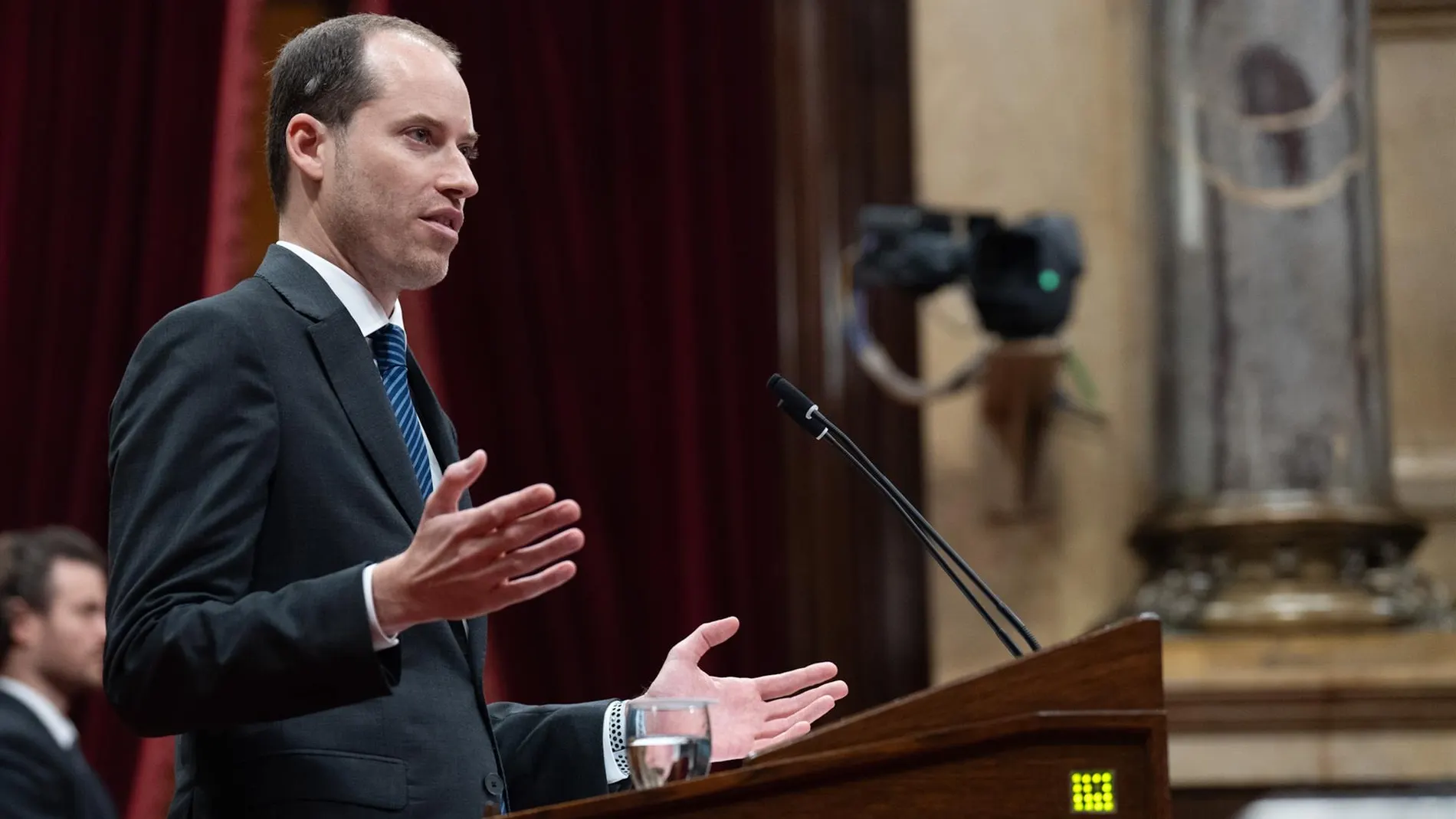 El portavoz del PPC en el Parlament, Juan Fernández, interviene durante una sesión plenaria, en el Parlament