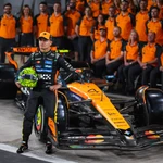 Lando Norris posa junto a su coche