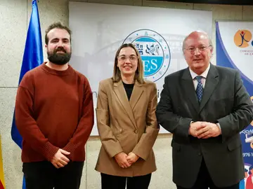 El presidente del Consejo Económico y Social de Castilla y León, Enrique Cabero, el secretario y responsable del área Socioeconómica y Derechos Humanos del Consejo de la Juventud de España, Francisco Javier Muñoz Rodríguez, y la presidenta del Consejo de la Juventud de Castilla y León, Sandra Ámez, presentan los datos de Castilla y León en el segundo semestre de 2024 del Observatorio de Emancipación. El presidente del Consejo Económico y Social de Castilla y León, Enrique Cabero, el secretario y responsable del área Socioeconómica y Derechos Humanos del Consejo de la Juventud de España, Francisco Javier Muñoz Rodríguez, y la presidenta del Consejo de la Juventud de Castilla y León, Sandra Ámez, presentan los datos de Castilla y León en el segundo semestre de 2024 del Observatorio de Emancipación.