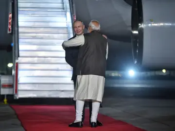 Russian President Vladimir Putin visits India NEW DELHI (India), 04/12/2025.- A handout photo made available by the Press Information Bureau (PIB) shows Indian Prime Minister Narendra Modi (R) welcoming Russian President Vladimir Putin (L) upon his arrival at the Palam Air Base in New Delhi, India, 04 December 2025. Vladimir Putin is on his two-day state visit to India. (Rusia, Nueva Delhi) EFE/EPA/PRESS INFORMATON BUREAU HANDOUT HANDOUT EDITORIAL USE ONLY/NO SALES