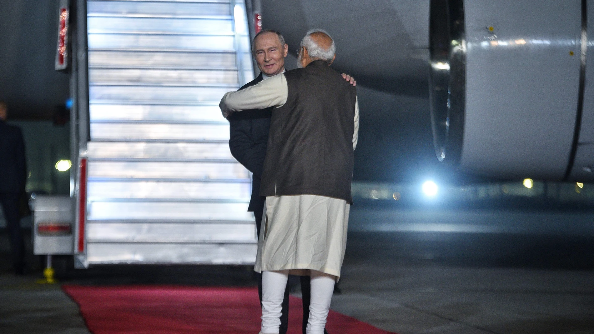 NEW DELHI (India), 04/12/2025.- A handout photo made available by the Press Information Bureau (PIB) shows Indian Prime Minister Narendra Modi (R) welcoming Russian President Vladimir Putin (L) upon his arrival at the Palam Air Base in New Delhi, India, 04 December 2025. Vladimir Putin is on his two-day state visit to India. (Rusia, Nueva Delhi) EFE/EPA/PRESS INFORMATON BUREAU HANDOUT HANDOUT EDITORIAL USE ONLY/NO SALES