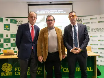 La Asesoría Castilla, Admira Consultores y Caja Rural de Zamora organizan el desayuno empresarial ‘La estructura holding, como instrumento de planificación fiscal’. Intervienen el director de Comunicación y Relaciones Institucionales de Caja Rural de Zamora, Narciso Prieto, y los economistas y auditores de cuentas Enrique Martín y Raúl Zurrón. La Asesoría Castilla, Admira Consultores y Caja Rural de Zamora organizan el desayuno empresarial ‘La estructura holding, como instrumento de planificación fiscal’. Intervienen el director de Comunicación y Relaciones Institucionales de Caja Rural de Zamora, Narciso Prieto, y los economistas y auditores de cuentas Enrique Martín y Raúl Zurrón.