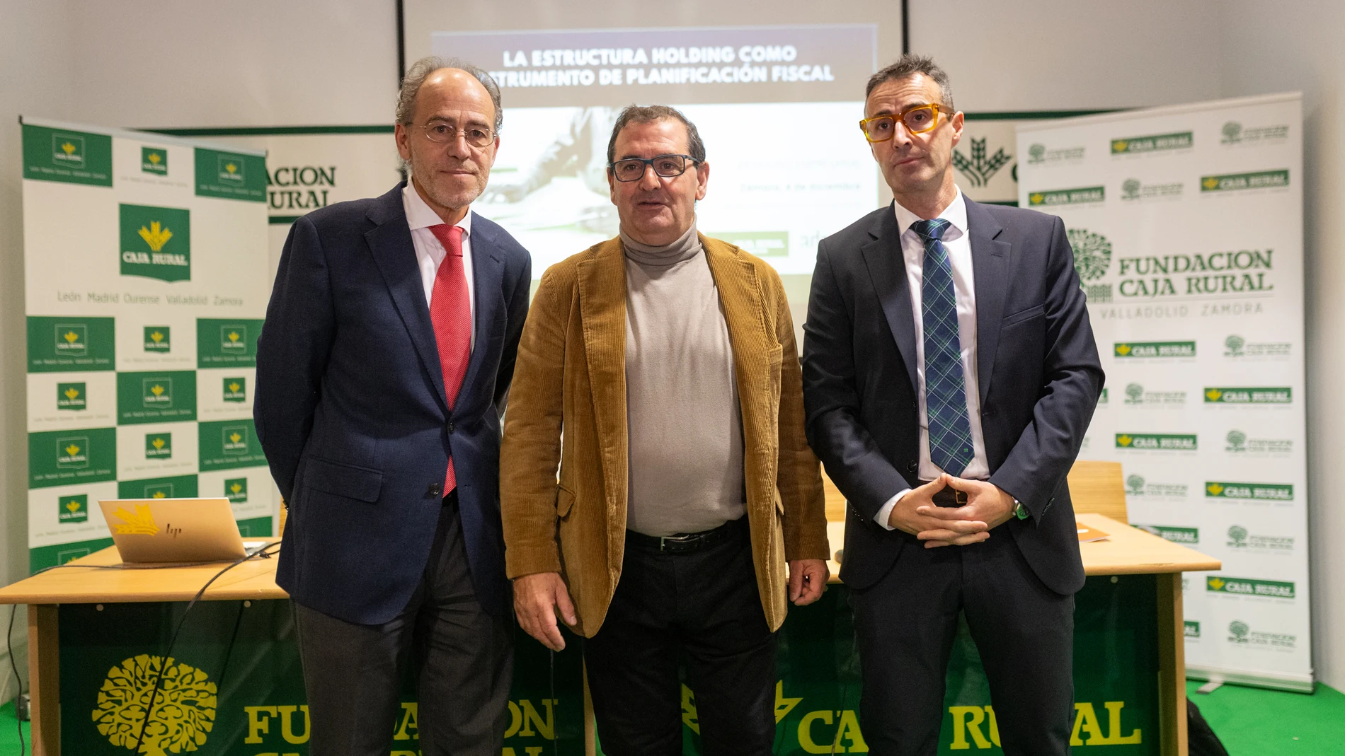 La Asesoría Castilla, Admira Consultores y Caja Rural de Zamora organizan el desayuno empresarial ‘La estructura holding, como instrumento de planificación fiscal’. Intervienen el director de Comunicación y Relaciones Institucionales de Caja Rural de Zamora, Narciso Prieto, y los economistas y auditores de cuentas Enrique Martín y Raúl Zurrón.