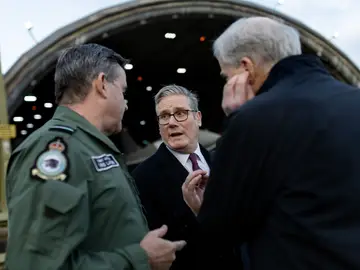 Norwegian Prime Minister Jonas Gahr Store visits the UK Moray (United Kingdom), 04/12/2025.- Jonas Gahr Store, Norway's prime minister, (R), and Keir Starmer, UK's prime minister, (C), during a visit to RAF Lossiemouth air force base in Moray, Britain, 04 December 2025. Norway and the UK have signed a cooperation agreement that will see their armed forces working more closely together, including on the purchase of equipment. (Noruega, Reino Unido) EFE/EPA/EMILY MACINNES / POOL