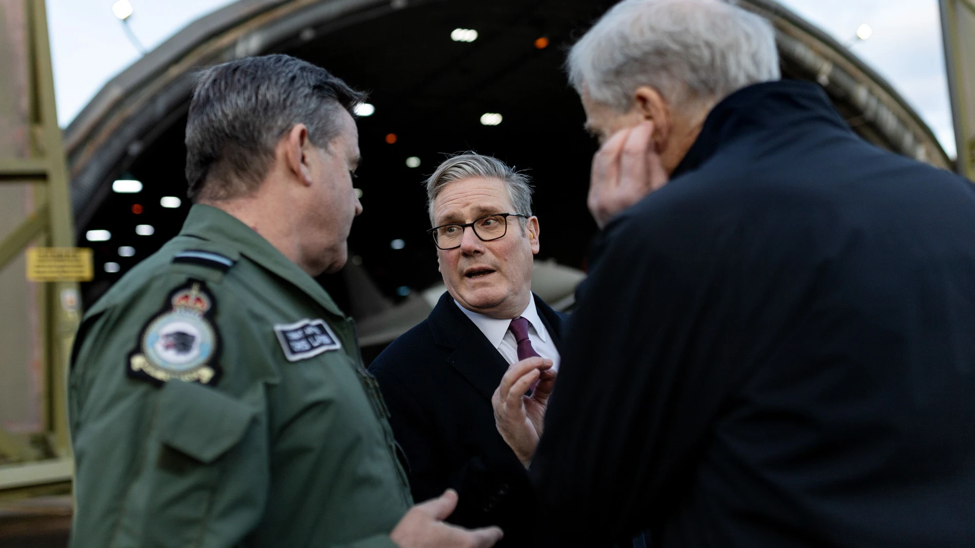 Moray (United Kingdom), 04/12/2025.- Jonas Gahr Store, Norway's prime minister, (R), and Keir Starmer, UK's prime minister, (C), during a visit to RAF Lossiemouth air force base in Moray, Britain, 04 December 2025. Norway and the UK have signed a cooperation agreement that will see their armed forces working more closely together, including on the purchase of equipment. (Noruega, Reino Unido) EFE/EPA/EMILY MACINNES / POOL