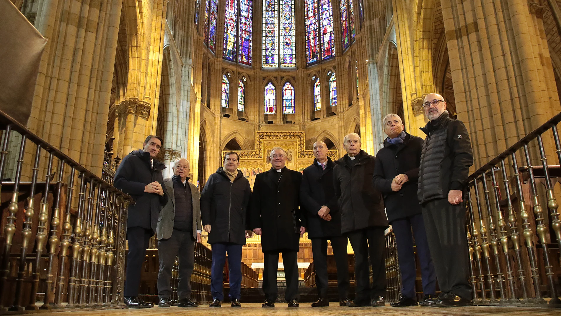 El presidente de la Junta, Francisco Fernández Mañueco, acompañado por el Obispo, Luis Ángel de las Heras Berzal, el consejero de Fomento, Juan Carlos Suárez Quiñones y el de Cultura, Gonzalo Santonja, y el alcalde, José Antonio Diez, firma un protocolo de colaboración con la Catedral de León