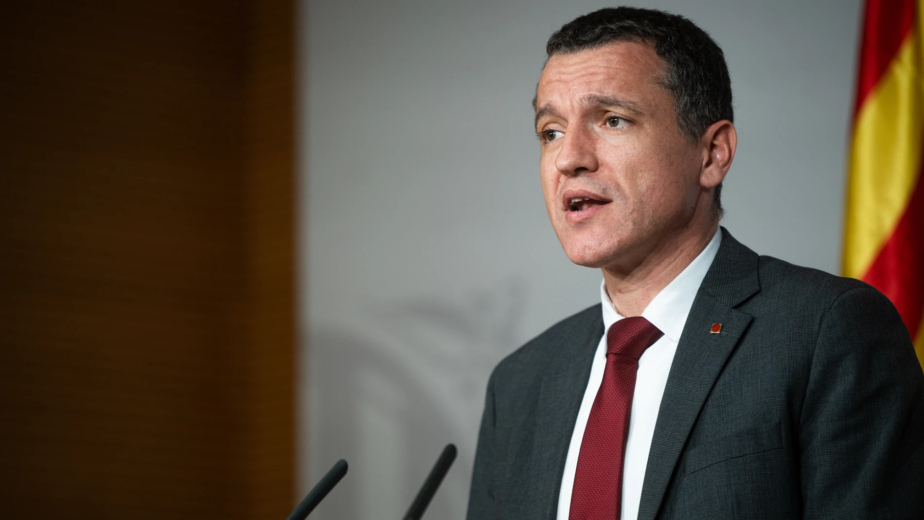 El conseller de Acción Climática, Alimentación y Agenda Rural de la Generalitat, Òscar Ordeig, durante una rueda de prensa, a 4 de diciembre de 2025, en Barcelona, Catalunya (España). Ordeig, ha afirmado que "la gran mayoría" de los 50 jabalíes hallados muertos en la zona de Collserola (Barcelona), donde se han registrado los primeros nueve casos de peste porcina africana (PPA), han dado resultado negativo en la enfermedad. 04 DICIEMBRE 2025 Lorena Sopêna / Europa Press 04/12/2025