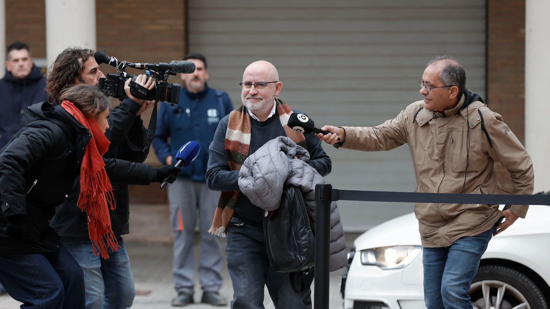 CATARROJA (VALENCIA) 04/12/2025.- El subdirector general de Emergencias de la Generalitat, Jorge Suárez (c) declara como testigo este jueves ante la jueza de Catarroja (Valencia) que instruye la causa penal por la gestión de la dana del 29 de octubre de 2024, que causó la muerte de 230 personas en la provincia de Valencia. EFE/ Manuel Bruque