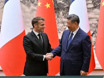 Macron con Xi Jinping en Pekín France's President Emmanuel Macron, left, and China's President Xi Jinping, right, shake hands after a joint press conference at the Great Hall of the People in Beijing Thursday, Dec. 4, 2025. (Adek Berry/Pool Photo via AP)