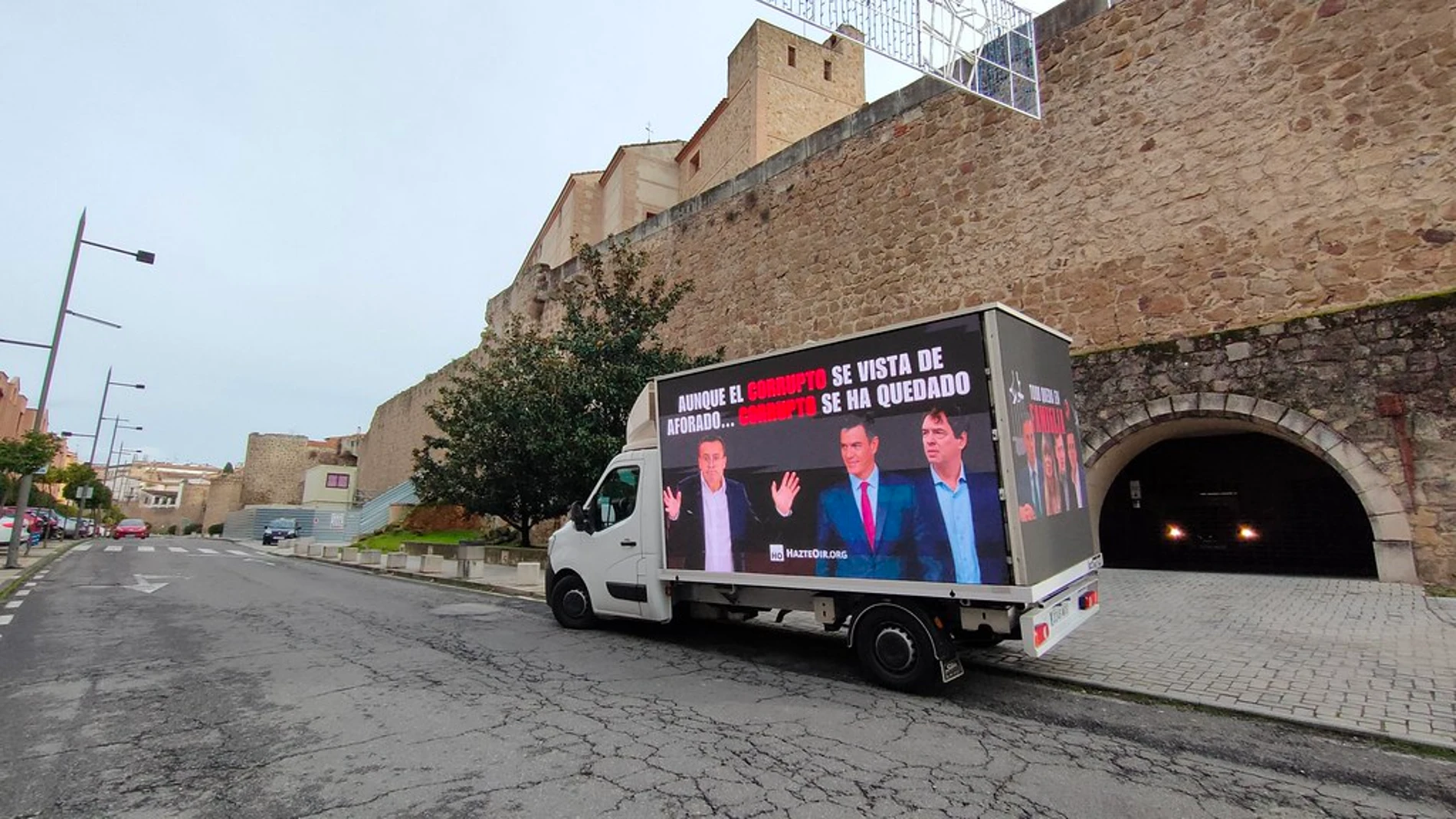 Hazte Oír denuncia el respaldo de Sánchez al imputado Gallardo ante las elecciones de Extremadura