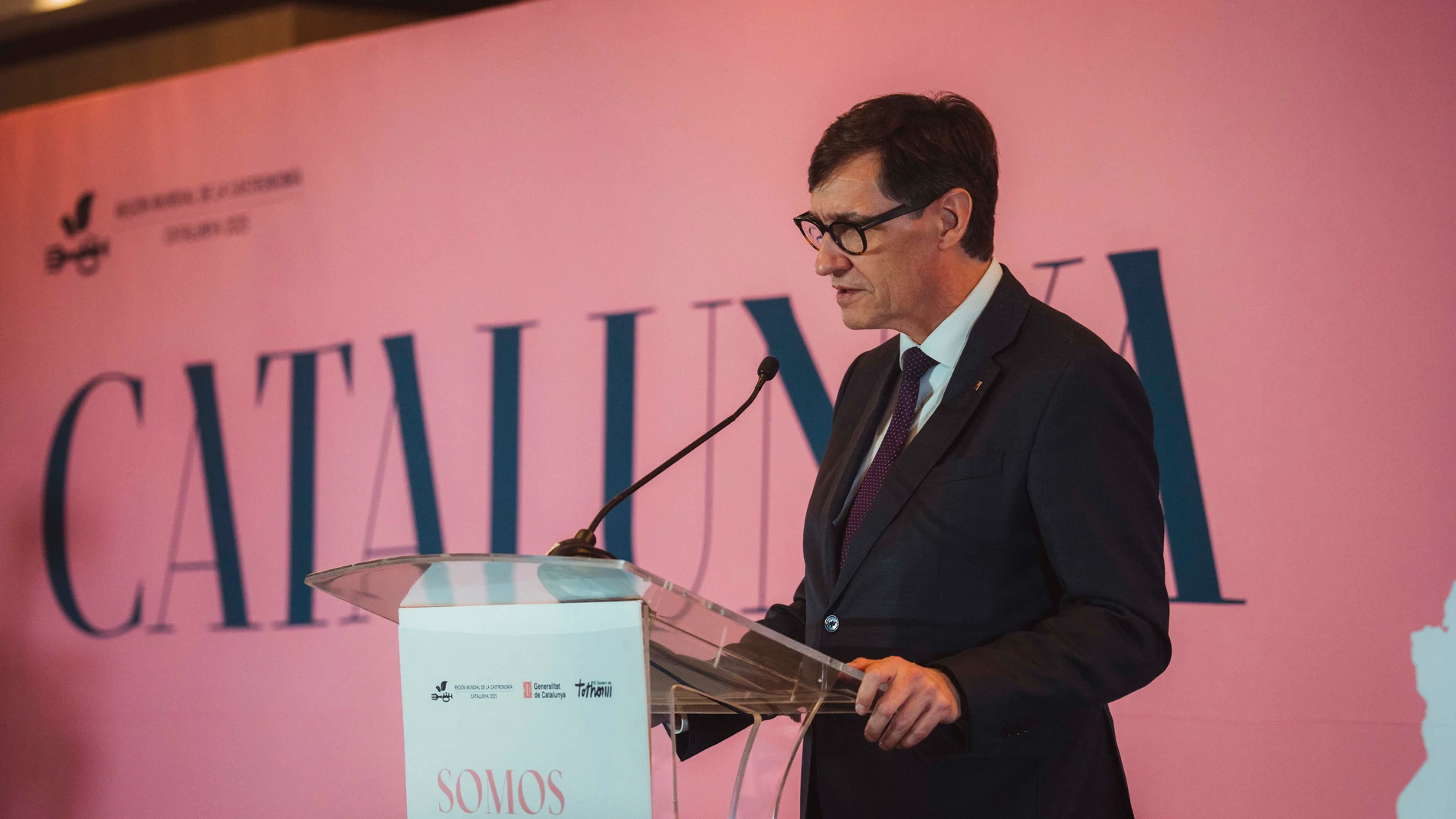 CIUDAD DE MÉXICO, 04/12/2025.- El presidente de Cataluña, Salvador Illa, interviene durante un evento institucional en la sede de la Cámara de Comercio de España en México, este miércoles. La aerolínea Aeroméxico estrenará el 26 de marzo, antes del inicio de la Semana Santa, una ruta directa con Barcelona desde Ciudad de México que constará de seis vuelos semanales en los que habrá disponibles unos 12.000 asientos mensuales, según destacó este miércoles el vicepresidente de ventas globales de...