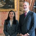 Los Reyes Felipe y Letizia hacen 'twinning' con looks 'id&eacute;nticos' en pleno tsunami por las memorias del Em&eacute;rito