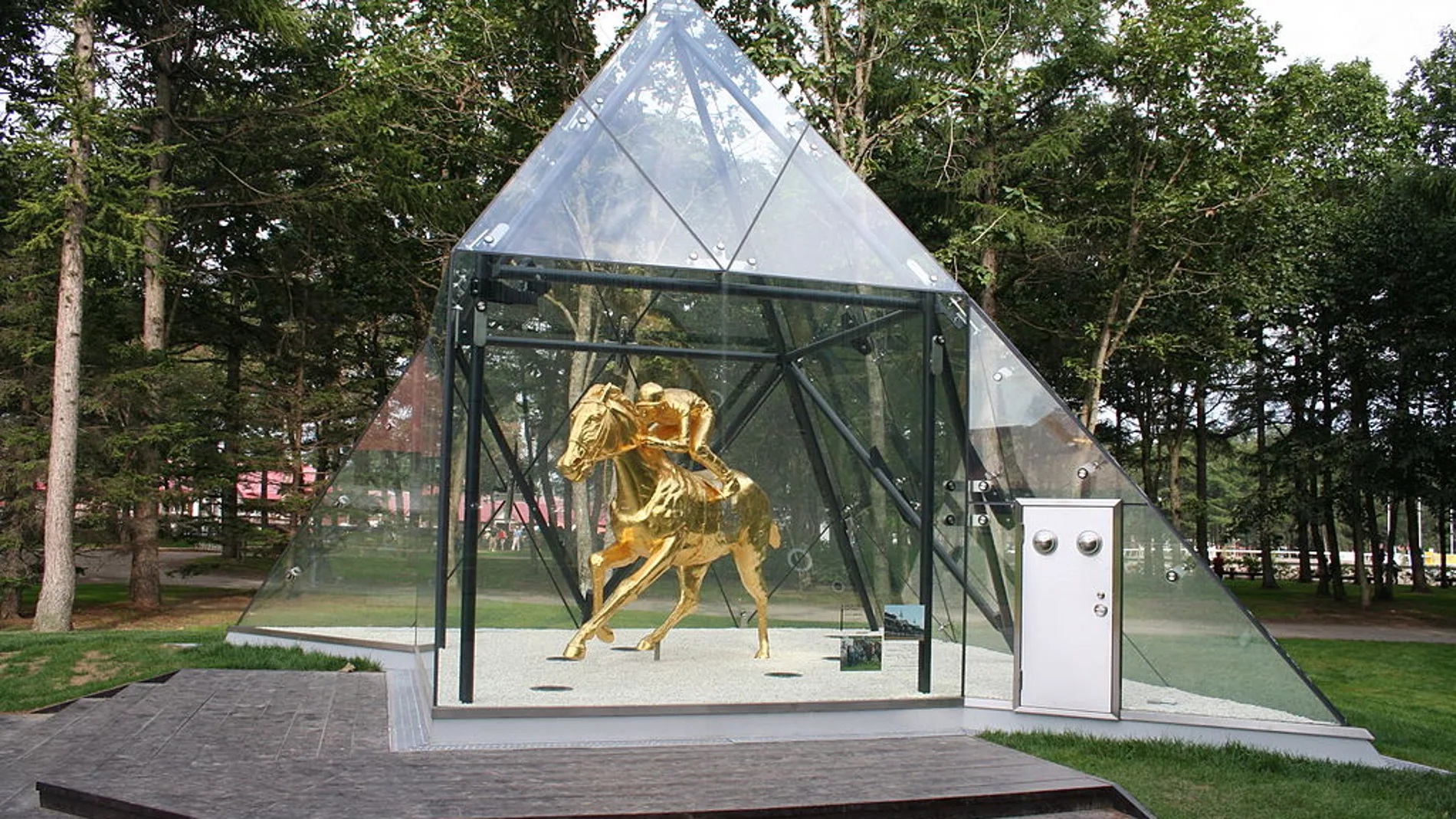 Monumento a "Fusaichi Pegasus" en Japón