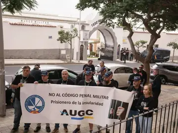 Un Guardia Civil viaja a ver a su familia durante una baja médica y acaba ante un tribunal militar en Tenerife La Asociación Unificada de Guardias Civiles ha organizado una concentración de apoyo a un agente que será juzgado por un tribunal militar, acusado de un delito de abandono de destino por el que podría ser sancionado con seis meses de cárcel