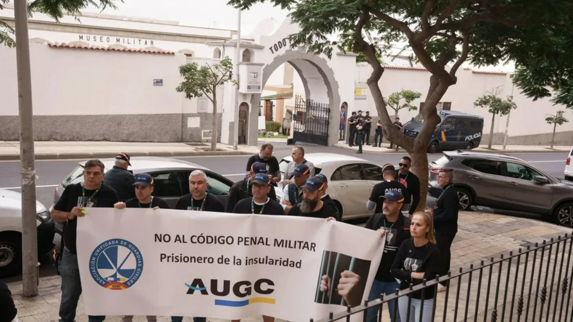 La Asociación Unificada de Guardias Civiles ha organizado una concentración de apoyo a un agente que será juzgado por un tribunal militar, acusado de un delito de abandono de destino por el que podría ser sancionado con seis meses de cárcel