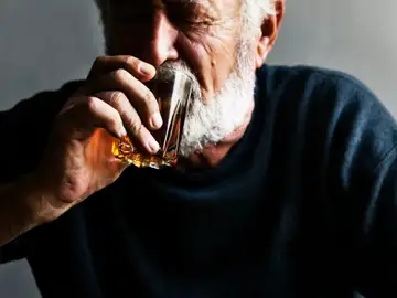 Esta es la edada la que sí o sí debes dejar de beber alcohol, según un experto Esta es la edada la que sí o sí debes dejar de beber alcohol, según un experto