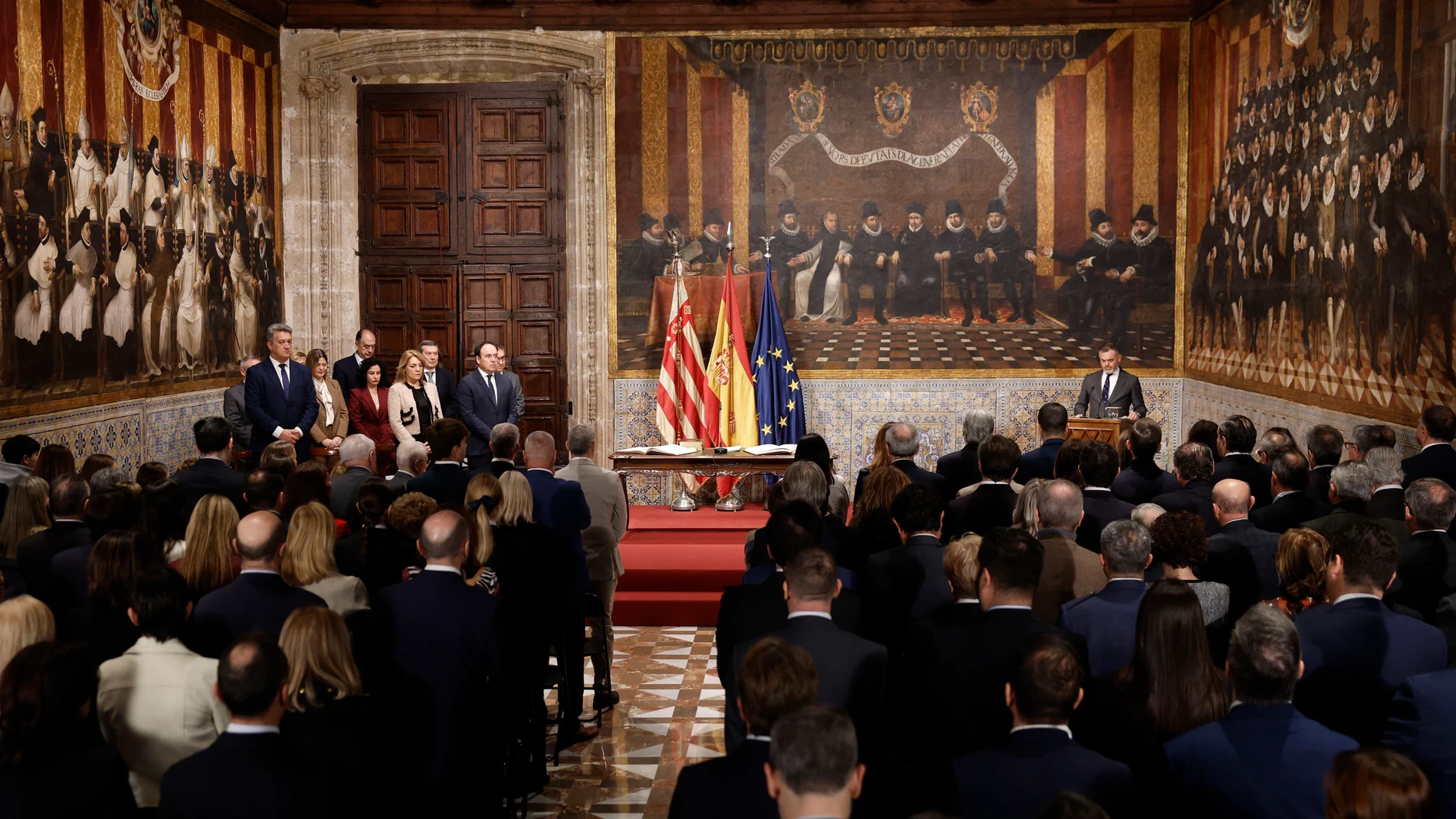 VALENCIA (ESPAÑA), 04/12/2025.- Vista del minuto de silencio por la última víctima de violencia machista durante la toma de posesión del gobierno del nuevo president de la Generalitat, Juanfran Pérez Llorca (c-i) en un acto celebrado en el Palau de la Generalitat este jueves en Valencia. EFE/ Kai Försterling