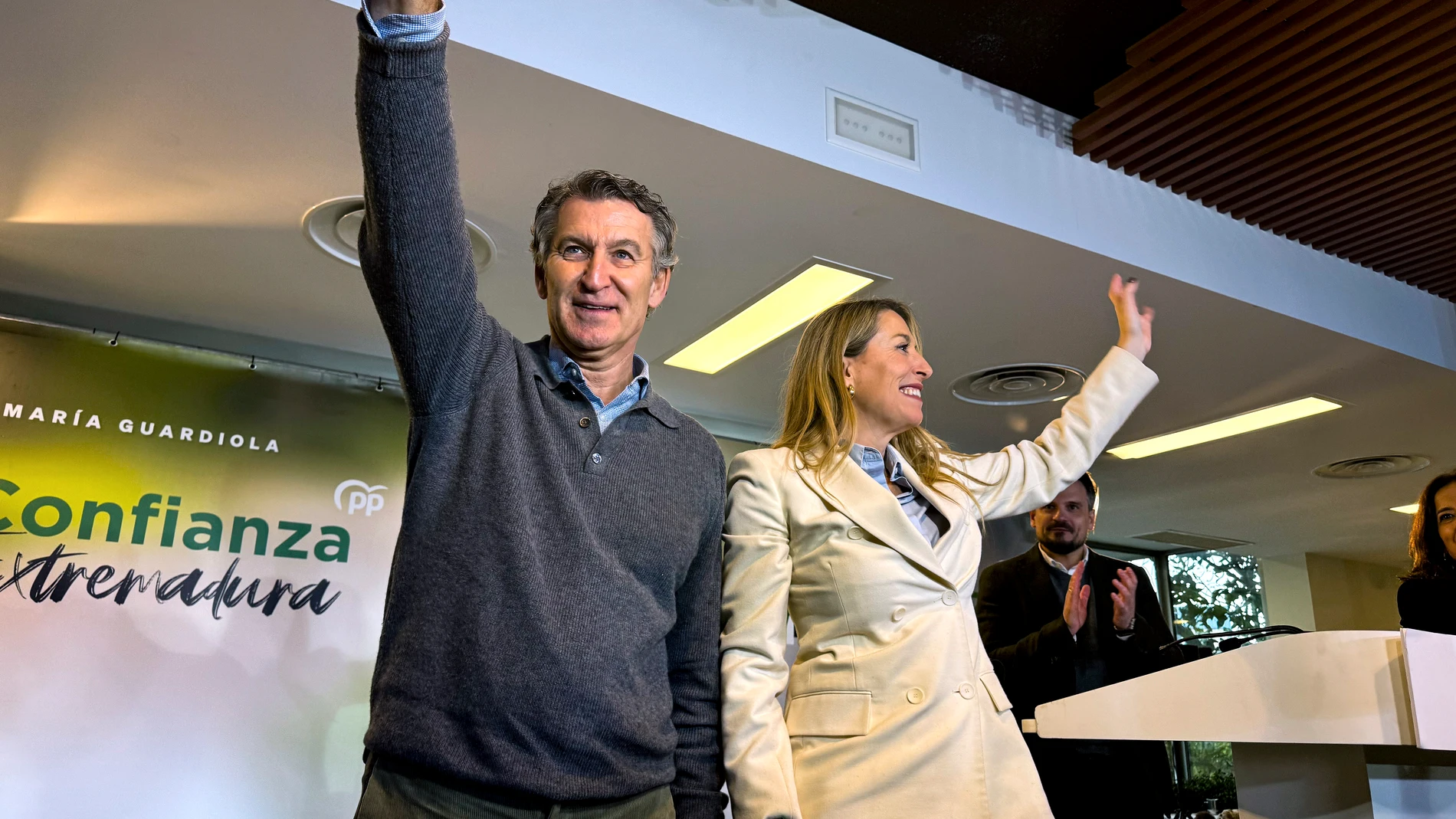 DON BENITO (BADAJOZ, 04/12/2025.- El presidente del PP, Alberto Núñez Feijóo (c), junto a la candidata a revalidar la Presidencia de la Junta de Extremadura, María Guardiola durante un acto del partido en la localidad pacense de Don Benito, de cara a los comicios autonómicos el próximo 21 de Diciembre. EFE/ Samuel Sánchez