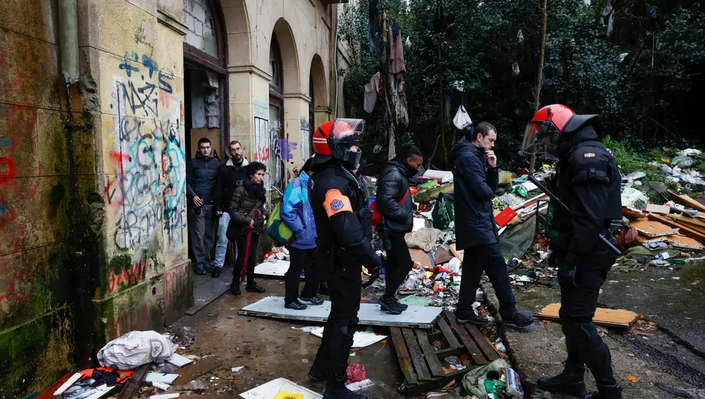 Desalojo del antiguo colegio okupado del barrio de Martutene en San Sebastián